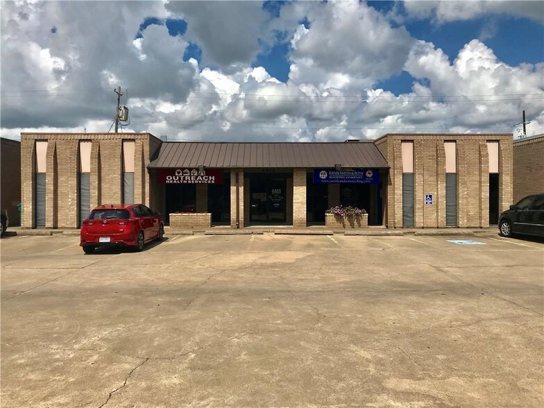 Primary Photo Of 4405 Lilac Ln, Victoria Medical For Sale