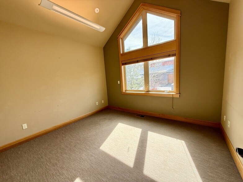 More Photos Of 593 NW York Dr, Bend Office For Lease