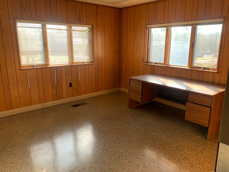 More Photos Of 1321 US Hwy 41 N, Calhoun Office For Lease
