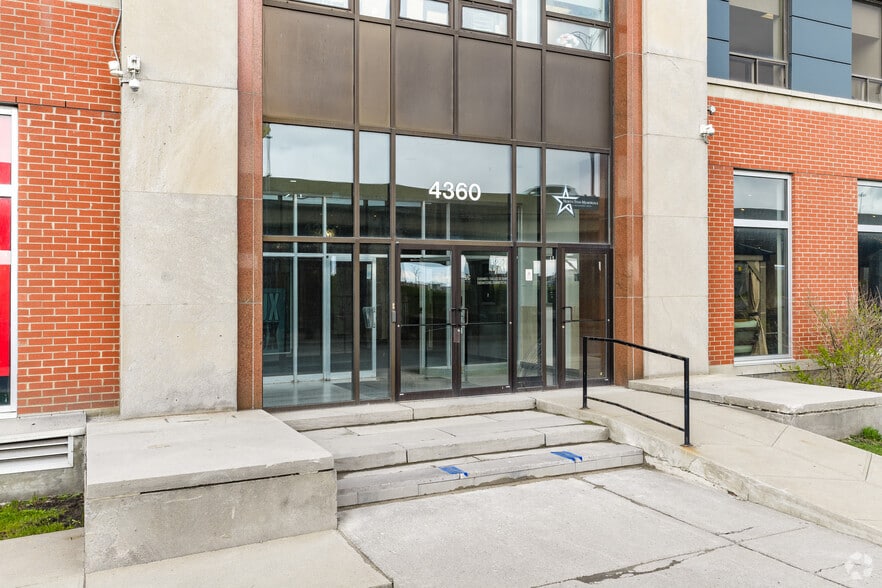 More Photos Of 4360 Ch de la Côte-de-Liesse, Mt Royal Showroom For Sale