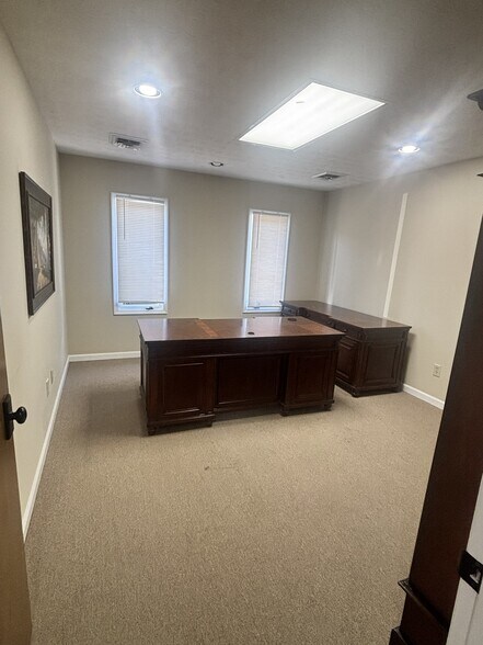 More Photos Of 1011 N Broadway St, Knoxville Office For Lease
