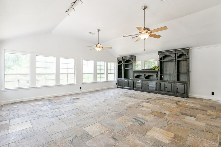 More Photos Of 33303 TX-249, Pinehurst Warehouse For Sale