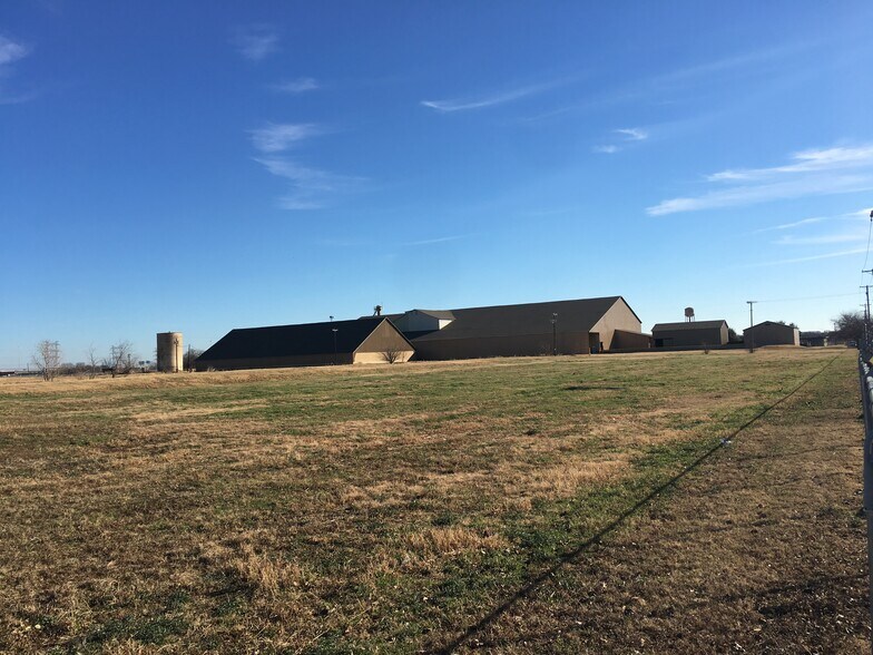 More Photos Of 3800 Deen Rd, Fort Worth Warehouse For Sale