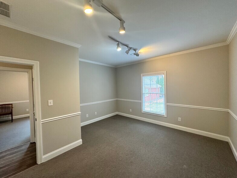 More Photos Of 106 Pilgrim Village Dr, Cumming Office For Sale