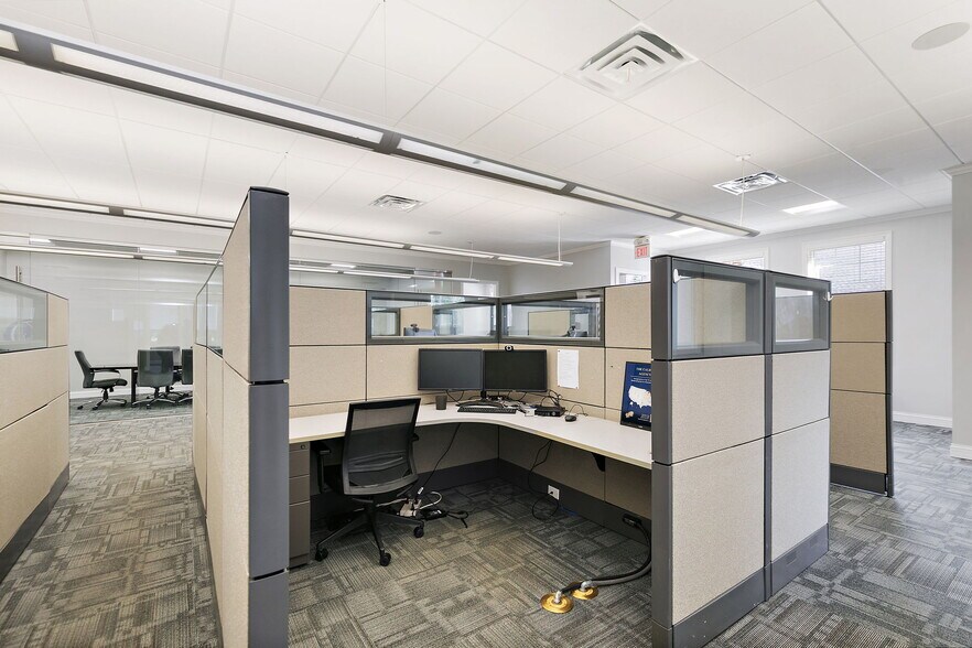 More Photos Of 220 Garden St, Yorkville Office For Sale