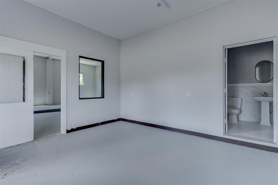 More Photos Of 623 N Richmond Rd, Wharton Auto Repair For Sale