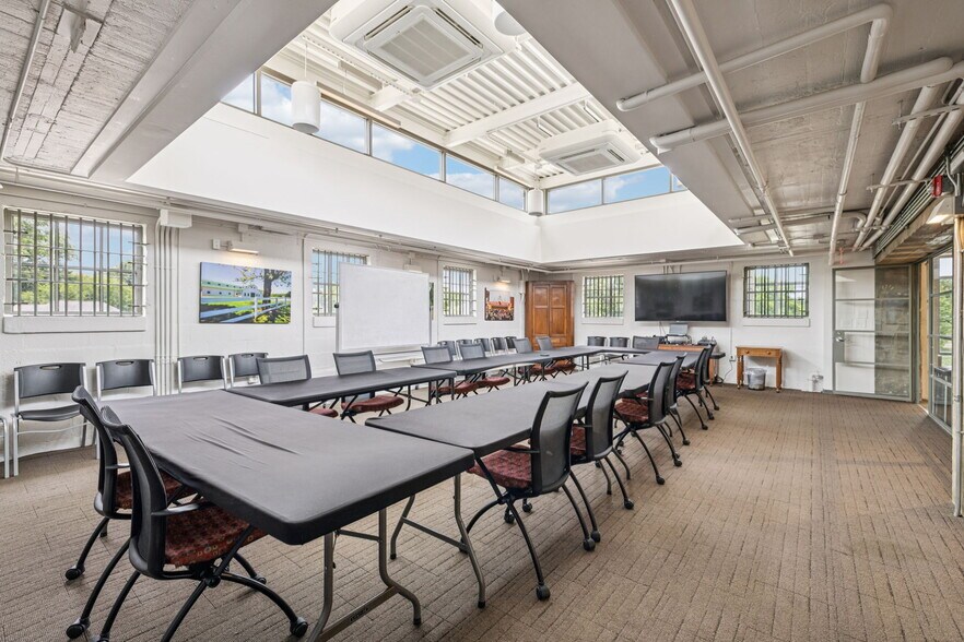 More Photos Of 112 Bridge St, Franklin Office For Sale