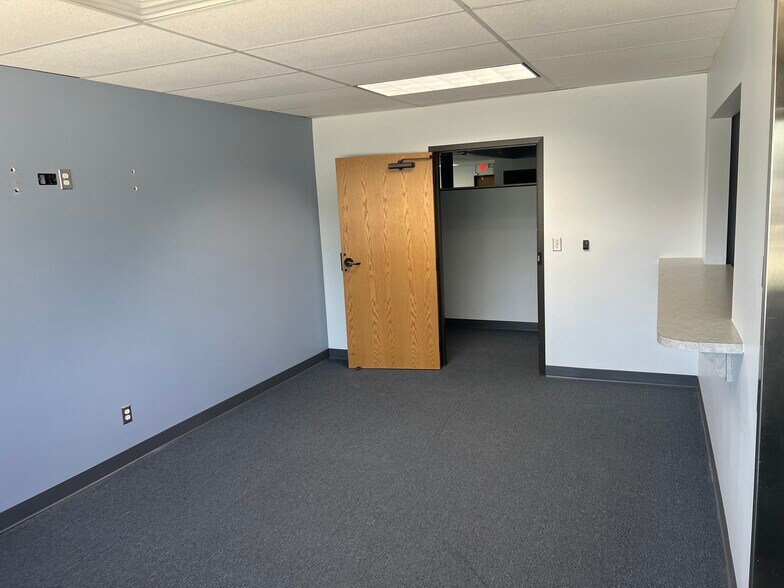 More Photos Of 1800 S Elm Pl, Broken Arrow Bank For Lease