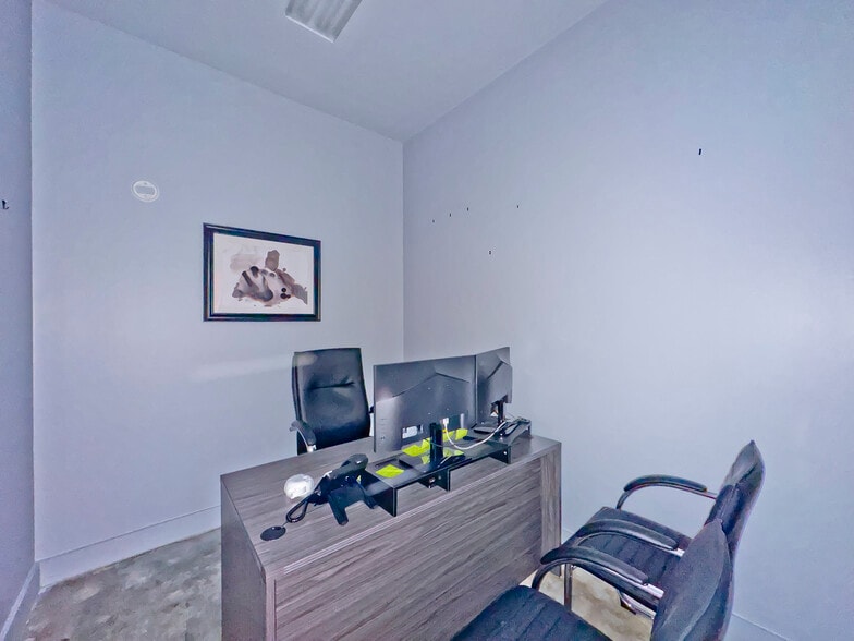 More Photos Of 2811 18th St S, Birmingham Storefront Retail Office For Lease