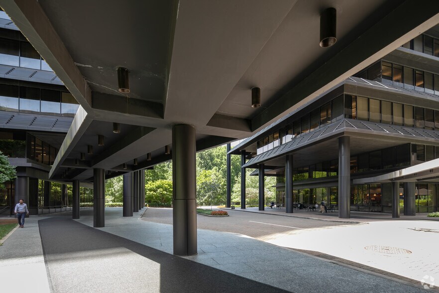 More Photos Of 2 Ravinia Dr, Atlanta Office For Lease