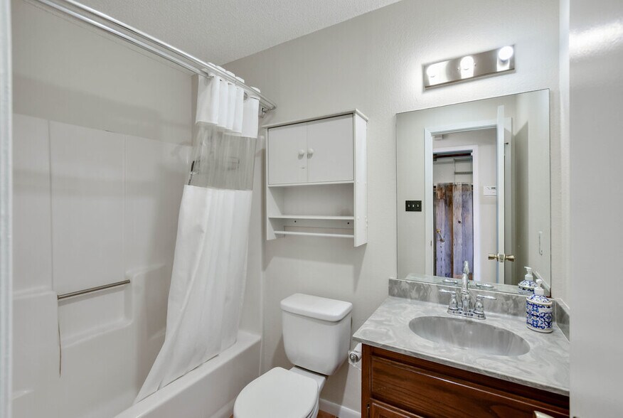 More Photos Of 16001 Awalt Dr, Austin Office For Sale