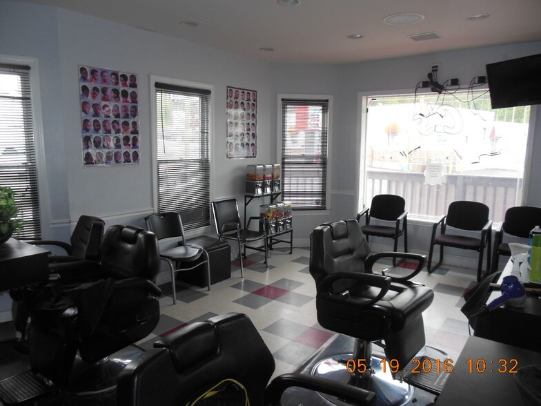More Photos Of 131 Homer St, Waterbury Freestanding For Lease
