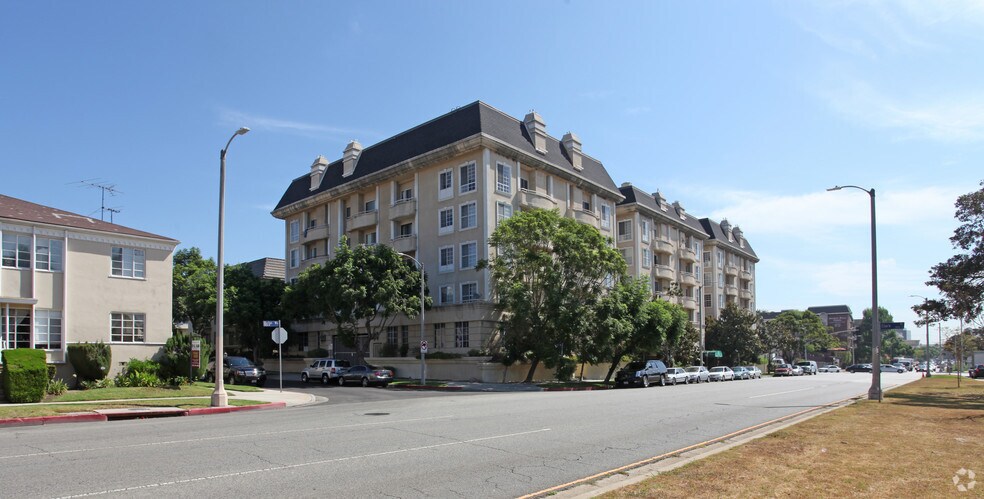 More Photos Of 8811 Burton Way, Los Angeles Apartments For Sale