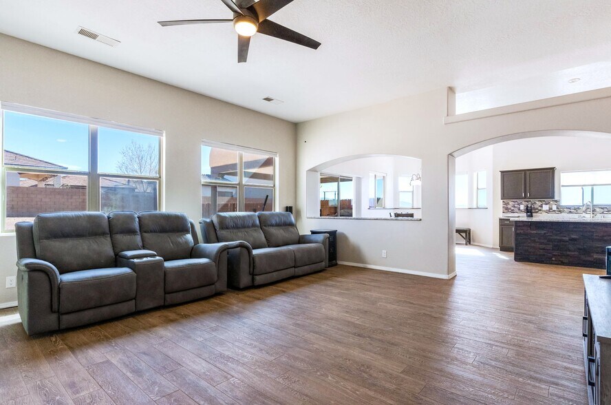 More Photos Of 200 Aldaba Cir NE, Rio Rancho Flex For Sale