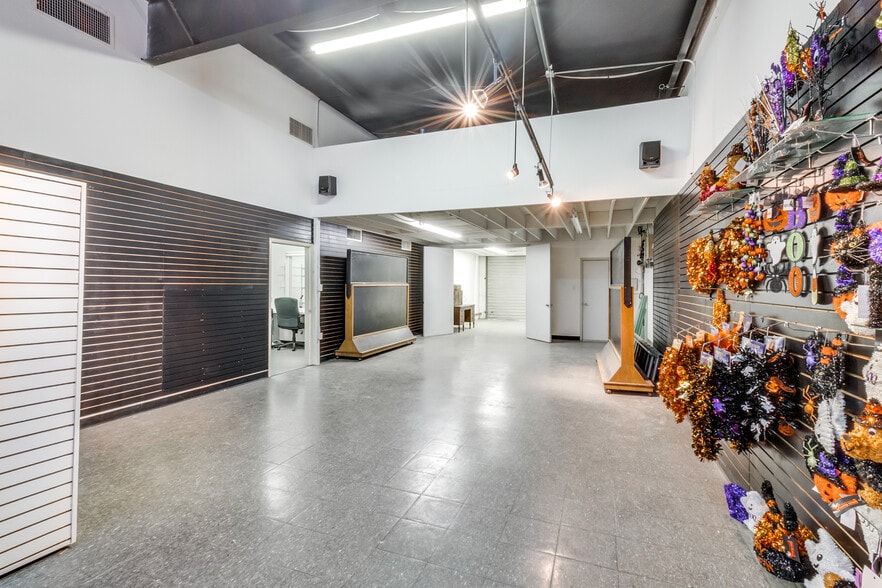 More Photos Of 4906 Don Dr, Dallas Flex For Sale