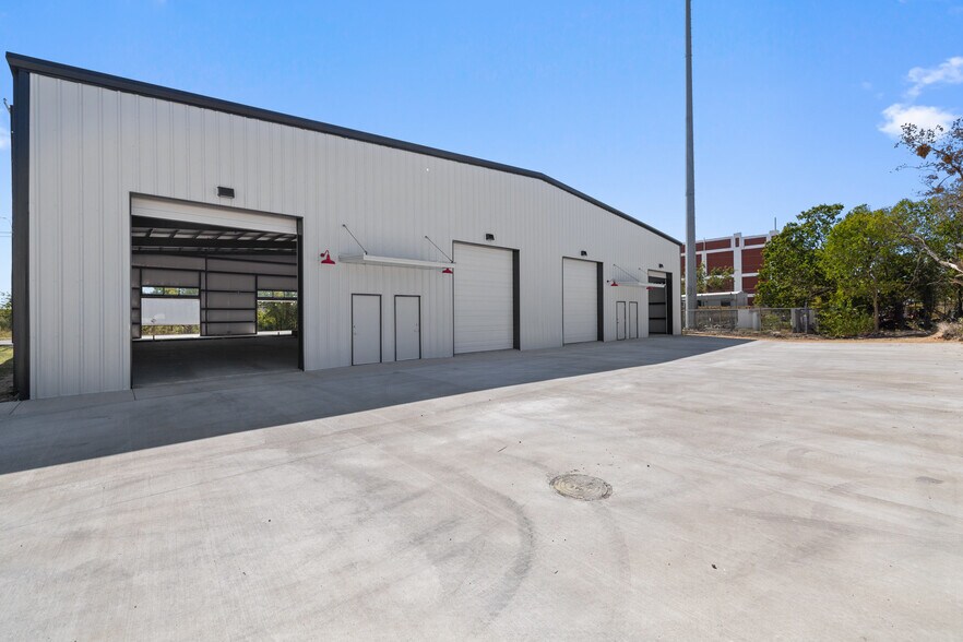 More Photos Of 202 W 1st St, Taylor Flex For Lease