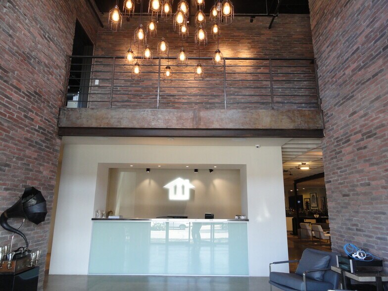 More Photos Of 4832 Memphis St, Dallas Showroom For Sale