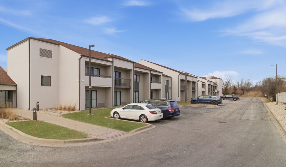 More Photos Of 100 West Algonquin Rd, Arlington Heights Hotel For Sale