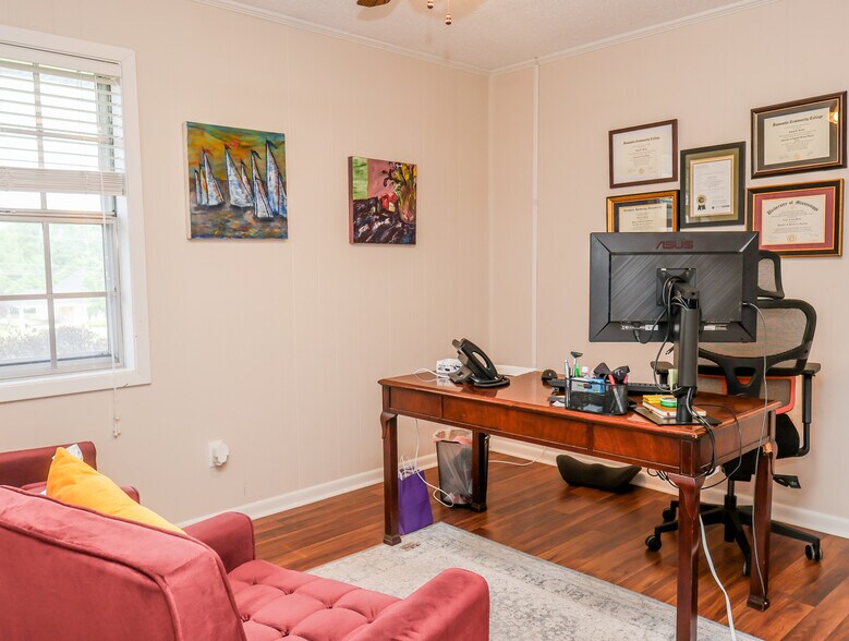 More Photos Of 2889 S Lamar Blvd, Oxford Flex For Sale