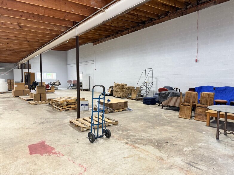 More Photos Of 2222 Mason Ln, Ballwin Showroom For Lease