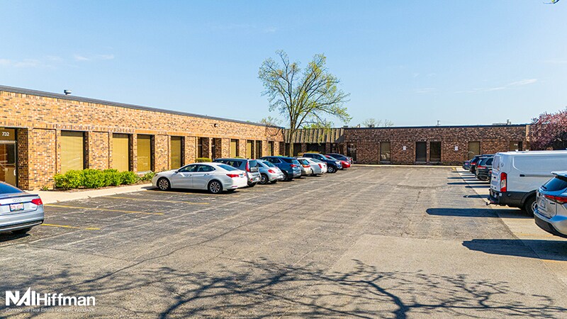 More Photos Of 702-778 W Algonquin Rd, Arlington Heights Unknown For Lease