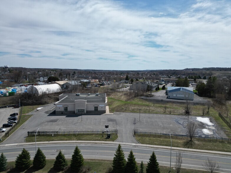 More Photos Of 2747 Chamberland St, Rockland Freestanding For Lease