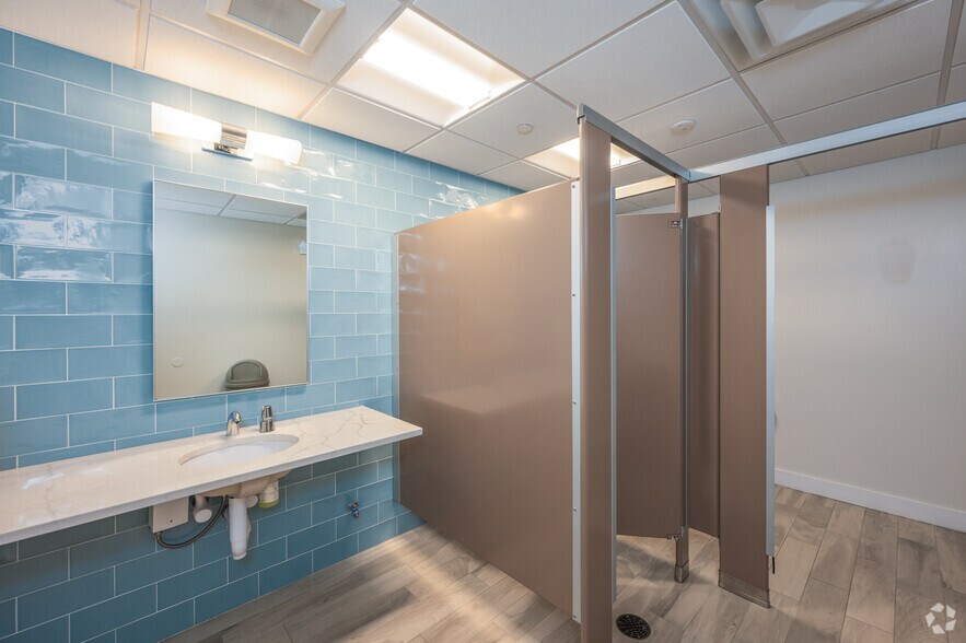 More Photos Of 68 Evergreen St, Kingston Medical For Sale