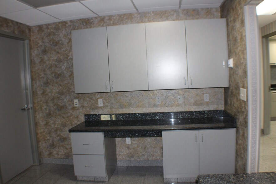 More Photos Of 1637 N Eastman Rd, Kingsport Office For Lease