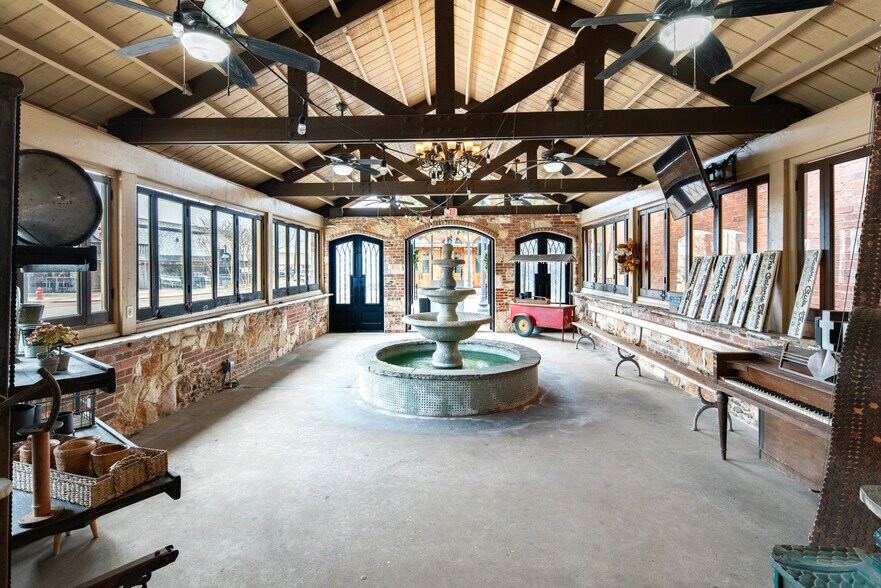 More Photos Of 115 N Oak St, Roanoke Restaurant For Sale