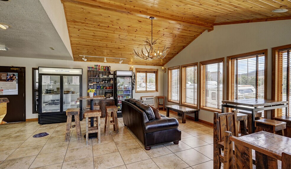 More Photos Of 702 Scott St, Gardiner Hotel For Sale