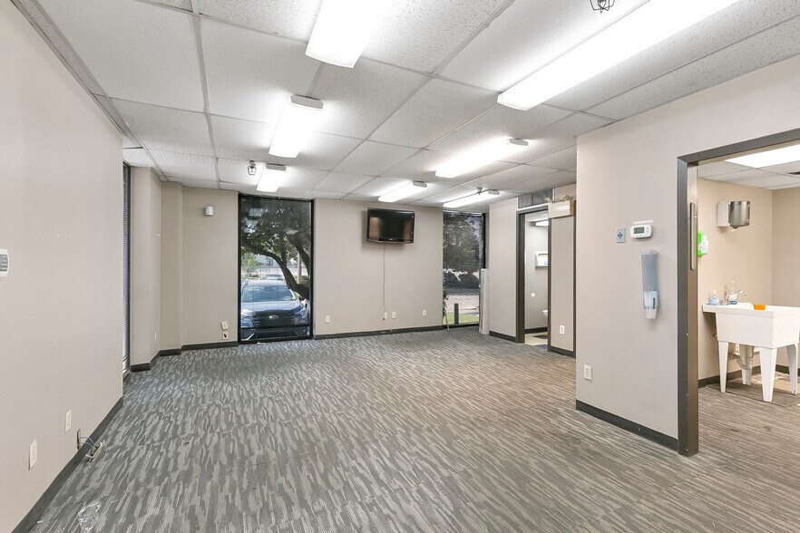 More Photos Of 3131 N I-10 Service Rd E, Metairie Office For Lease