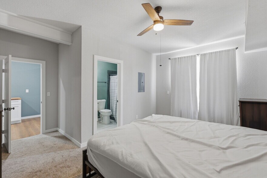 More Photos Of 302 N Main St, Newton Office Residential For Sale