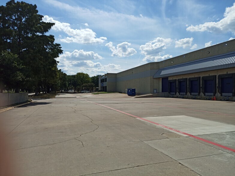 More Photos Of 9001 Sterling St, Irving Distribution For Lease