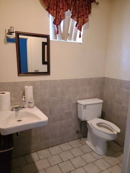 More Photos Of 219 Mineola Blvd, Mineola Office For Lease