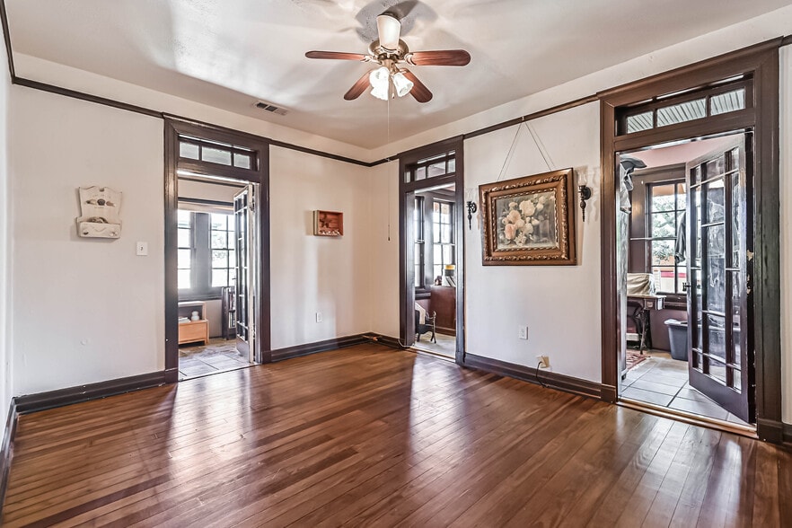More Photos Of 2911 Broadway St, Galveston Office For Sale