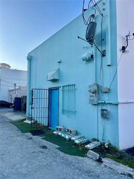 More Photos Of 2022 Hollywood Blvd, Hollywood Restaurant For Sale