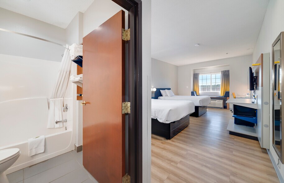 More Photos Of 195 Country Club Dr, Stockbridge Hotel For Sale