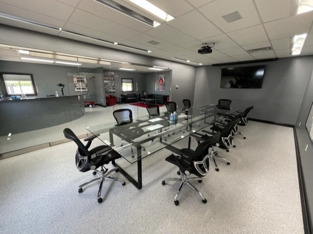 More Photos Of 170 W Circle Dr, Saint Charles Manufacturing For Lease