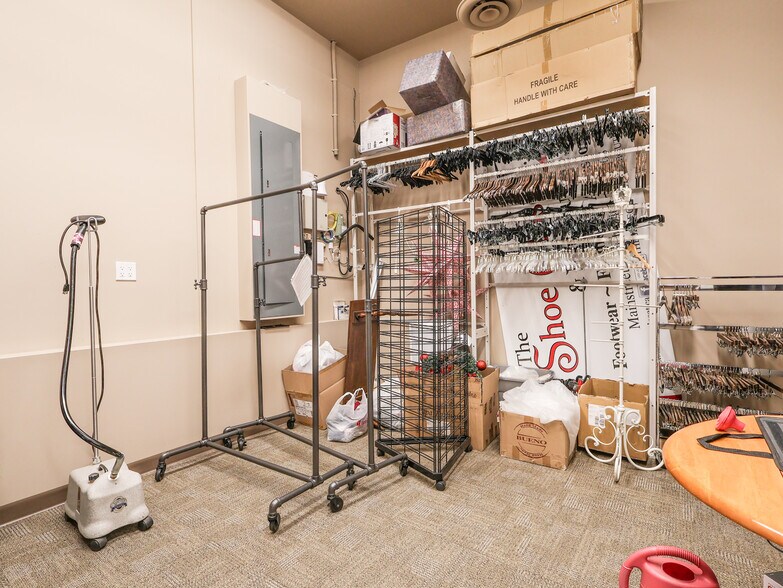More Photos Of 4817 50 Street, Stettler Storefront Retail Office For Sale