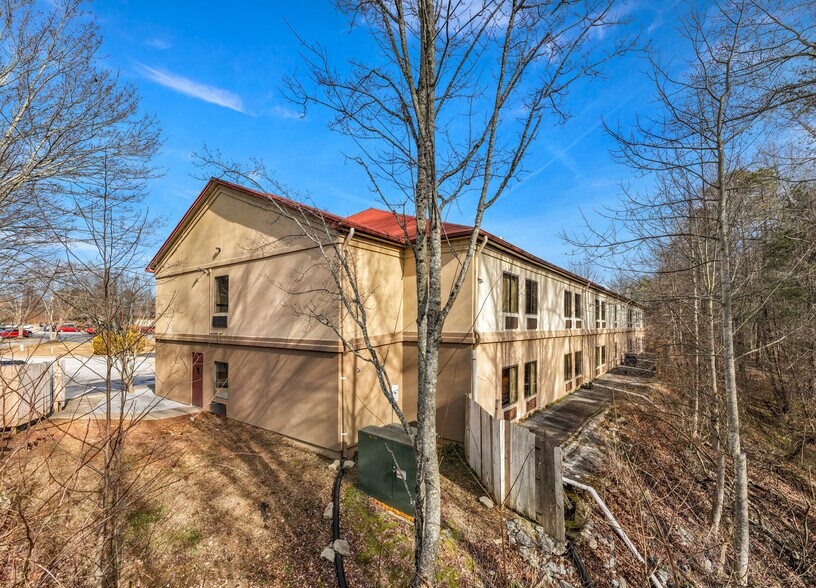 More Photos Of 240 Mitchelle Dr, Hendersonville Hotel For Sale