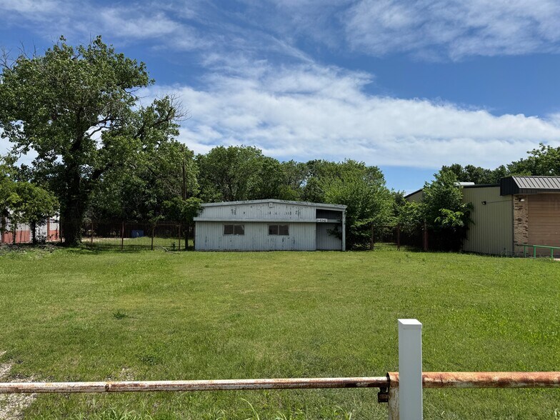 More Photos Of 3436 N Interstate 35 E, Lancaster Warehouse For Lease