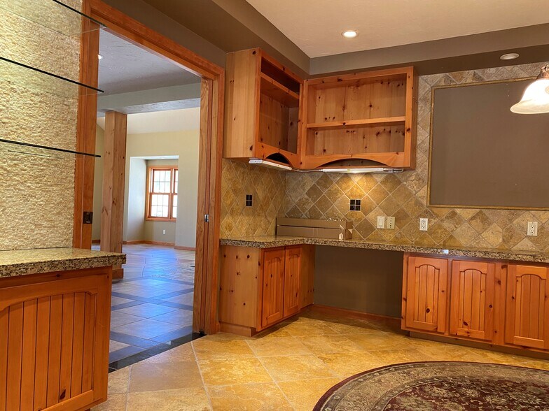 More Photos Of 173 Frontage Rd, South Fork Freestanding For Lease