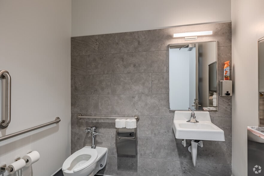 More Photos Of 175 Candler Rd, Stockbridge Warehouse For Lease