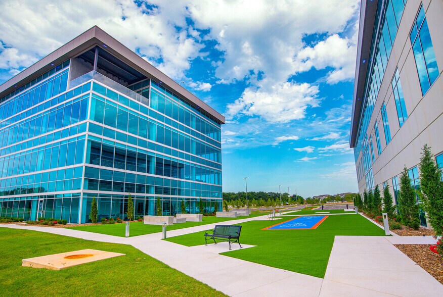 More Photos Of 2600 NE 11th St, Bentonville Office For Lease