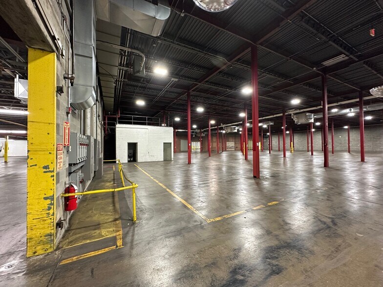 More Photos Of 26 Sears Way, West Springfield Distribution For Sale