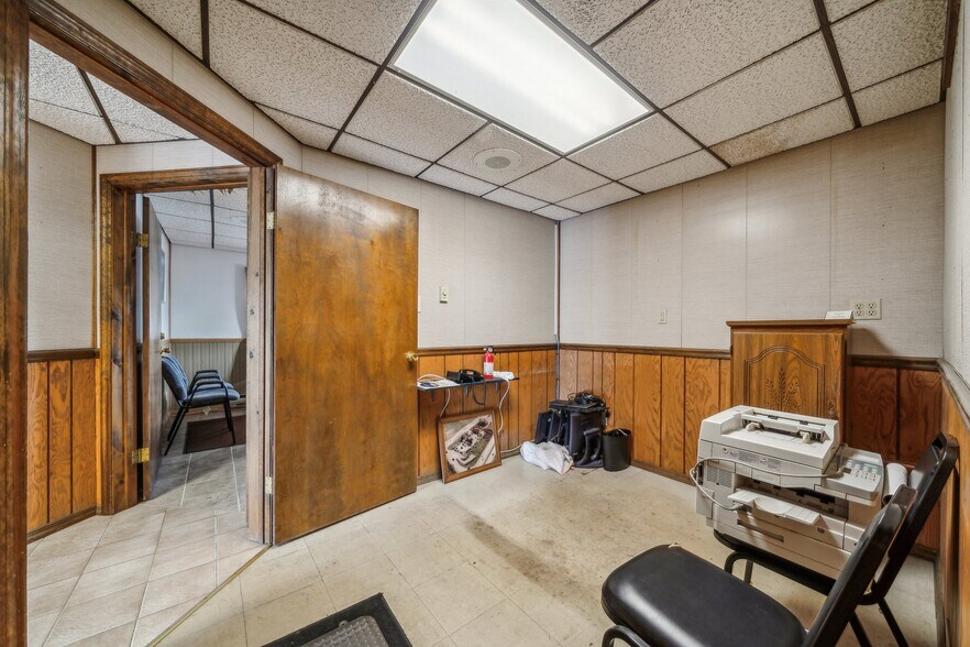 More Photos Of 123 Crossroads Rd, Scottdale Light Distribution For Sale