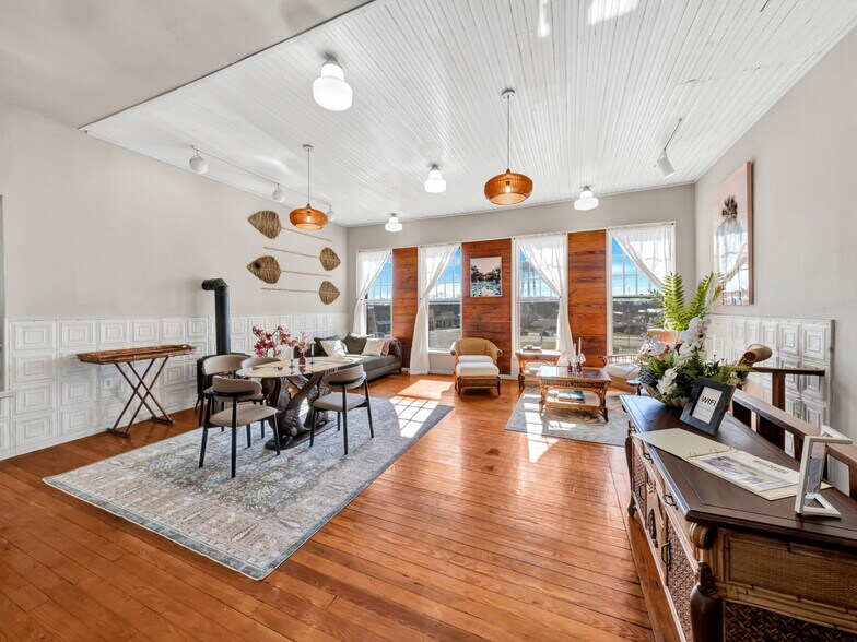 More Photos Of 106 W Main St, Pilot Point Storefront For Sale