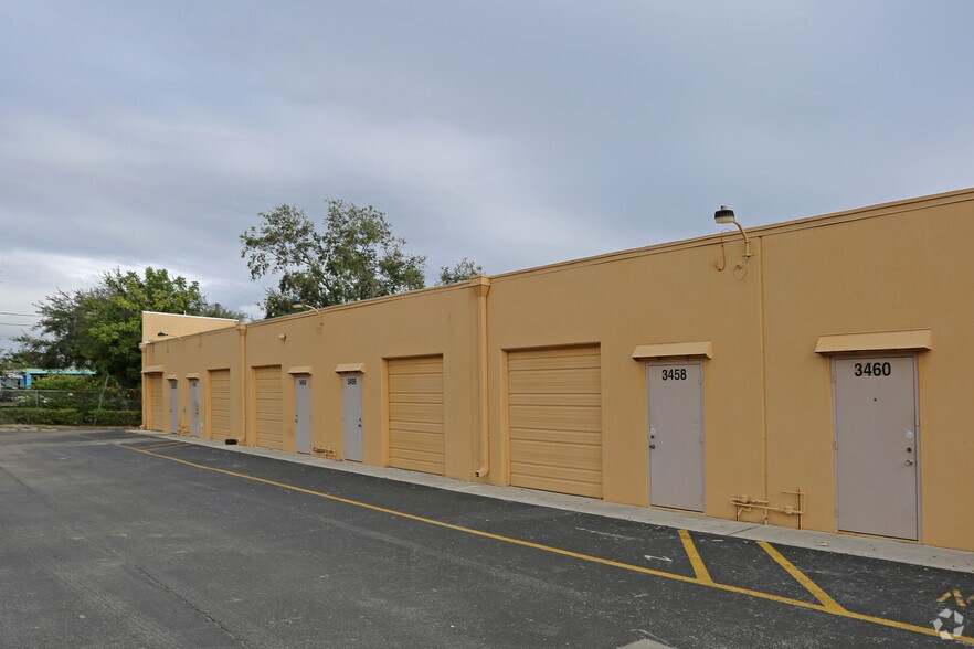 More Photos Of 3454-3472 SE Dixie Hwy, Stuart Showroom For Lease