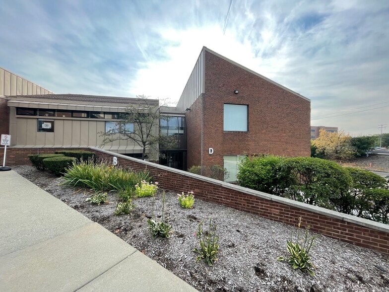 More Photos Of 32905 W 12 Mile Rd, Farmington Hills Medical For Sale