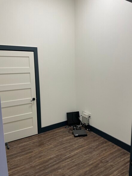 More Photos Of 1255 NW 128th St, Clive Storefront For Lease